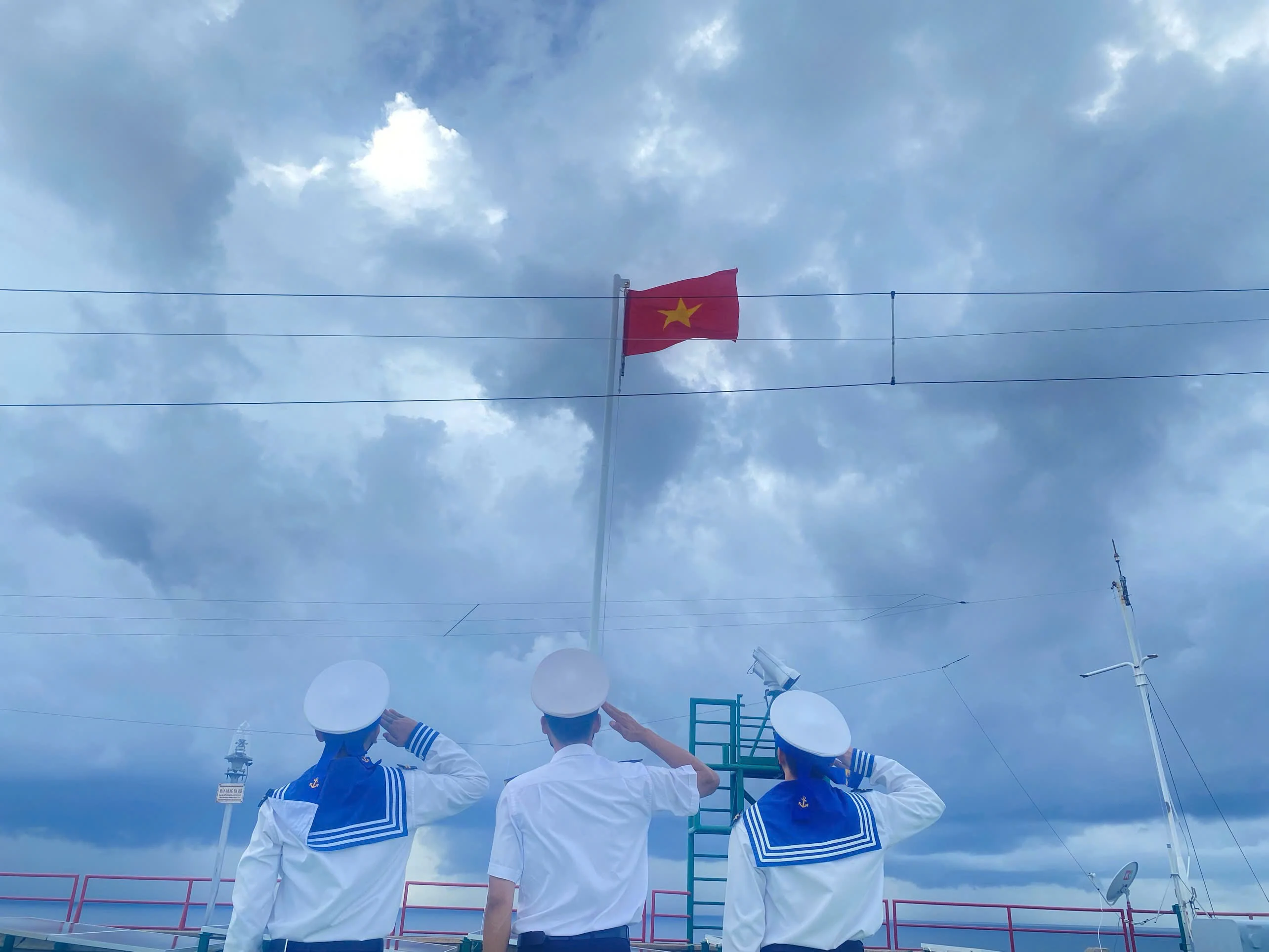 Flag-Raising Ceremony in Truong Sa on the morning of April 30th
