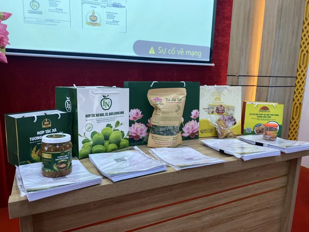 Bàn giao hoạt động hỗ trợ sản phẩm OCOP