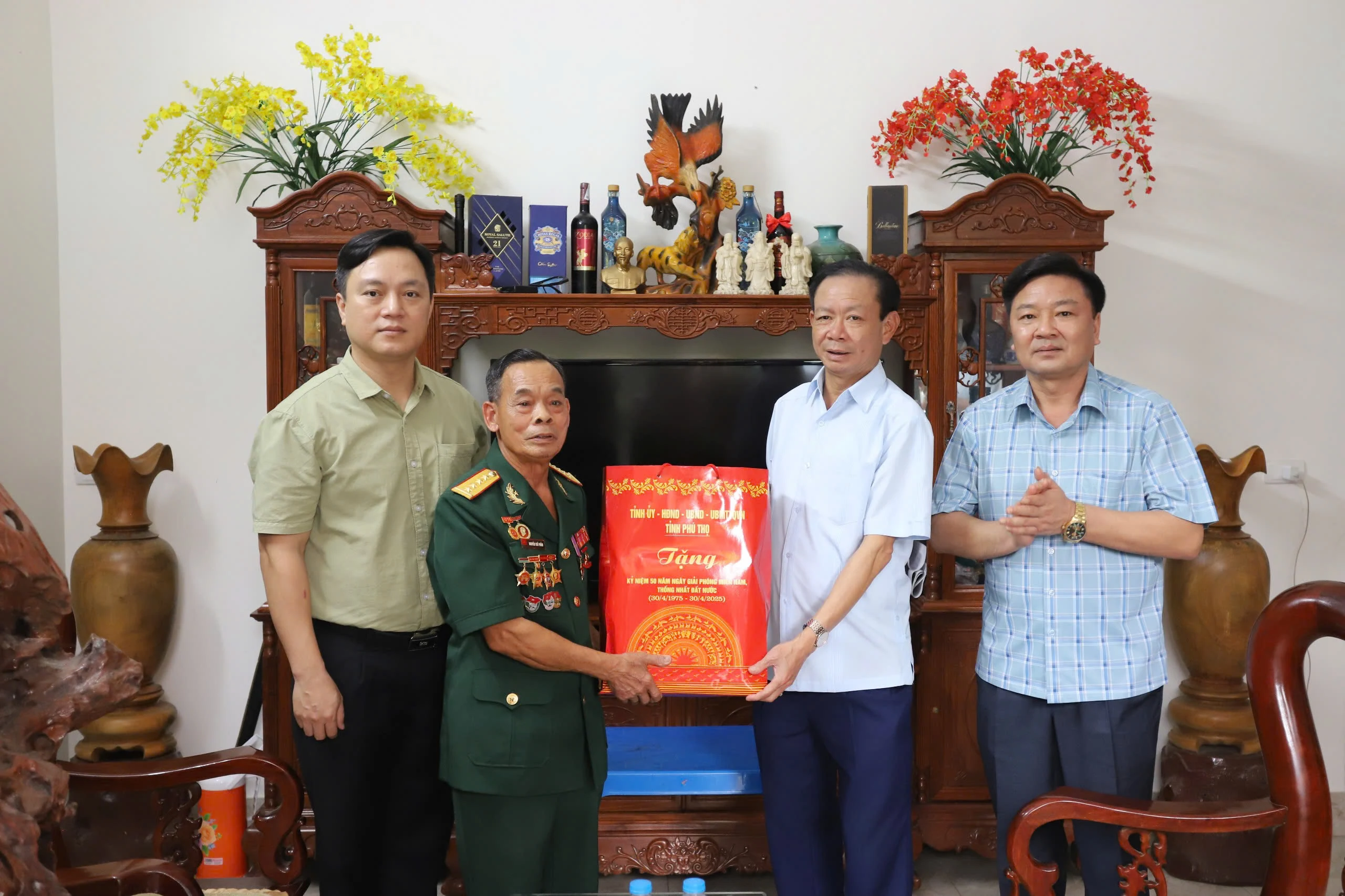 Tặng quà người có công, gia đình chính sách tại huyện Lâm Thao