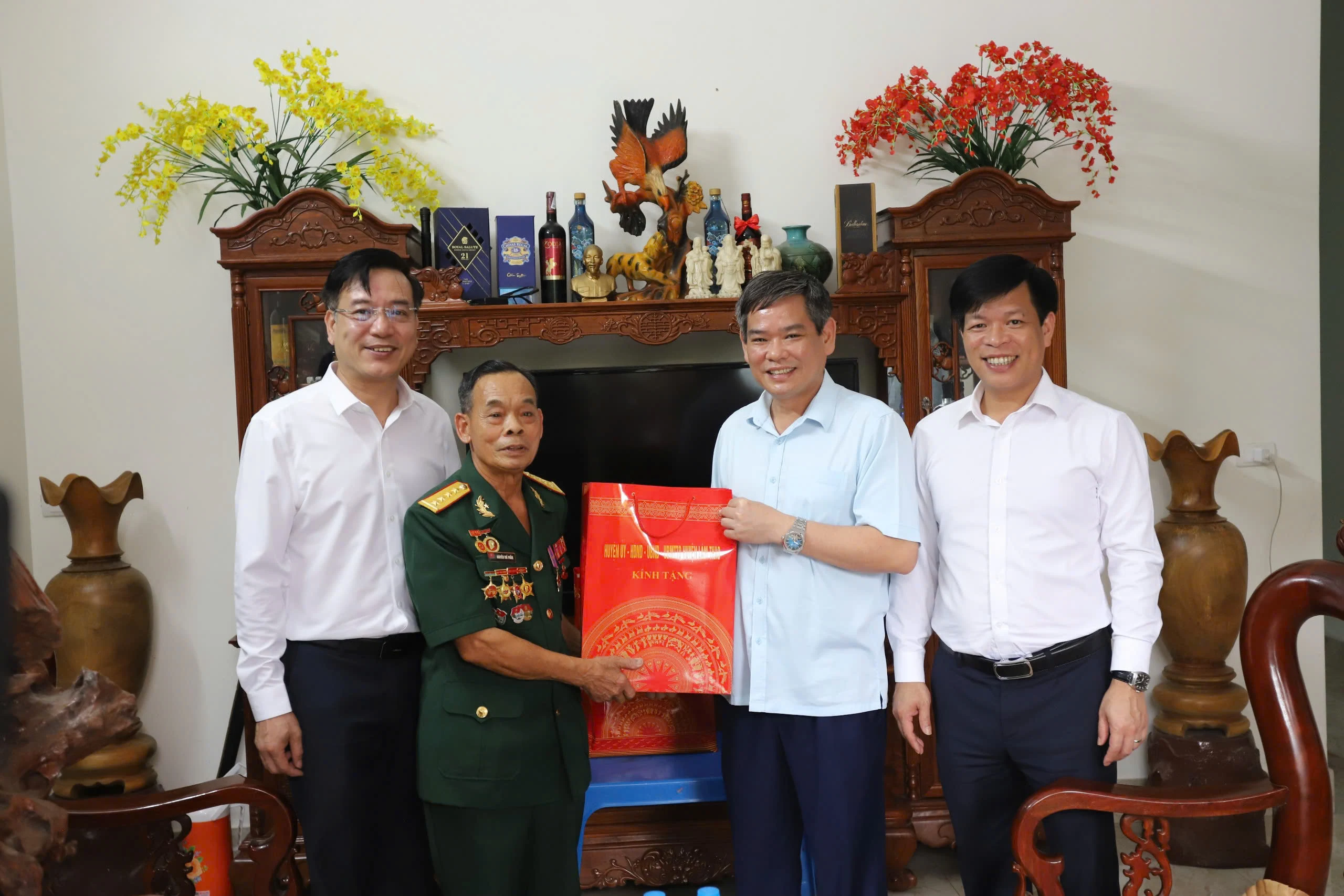 Tặng quà người có công, gia đình chính sách tại huyện Lâm Thao