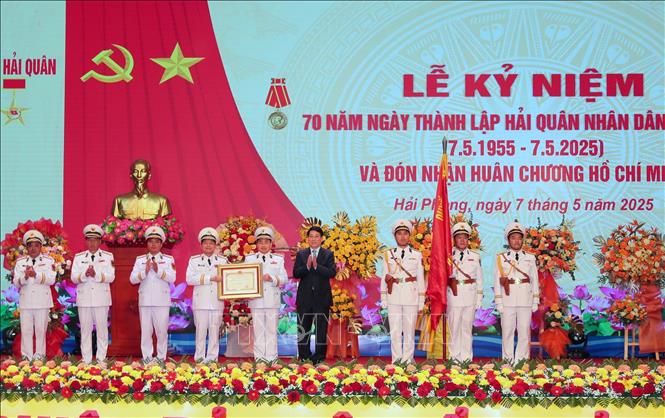Chủ tịch nước: Hải quân cần phát huy truyền thống làm chủ vùng biển, quyết chiến, quyết thắng