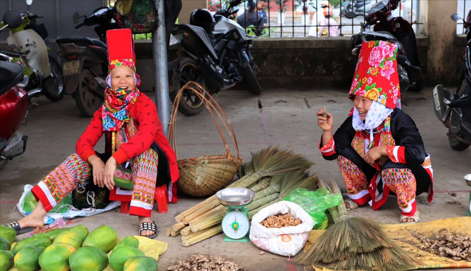Rực rỡ sắc màu trên trang phục phụ nữ Dao Thanh Phán
