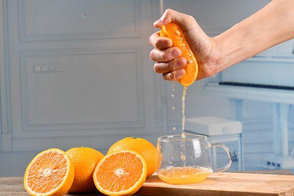 Uống nước cam hay ăn cam cả quả tốt hơn?