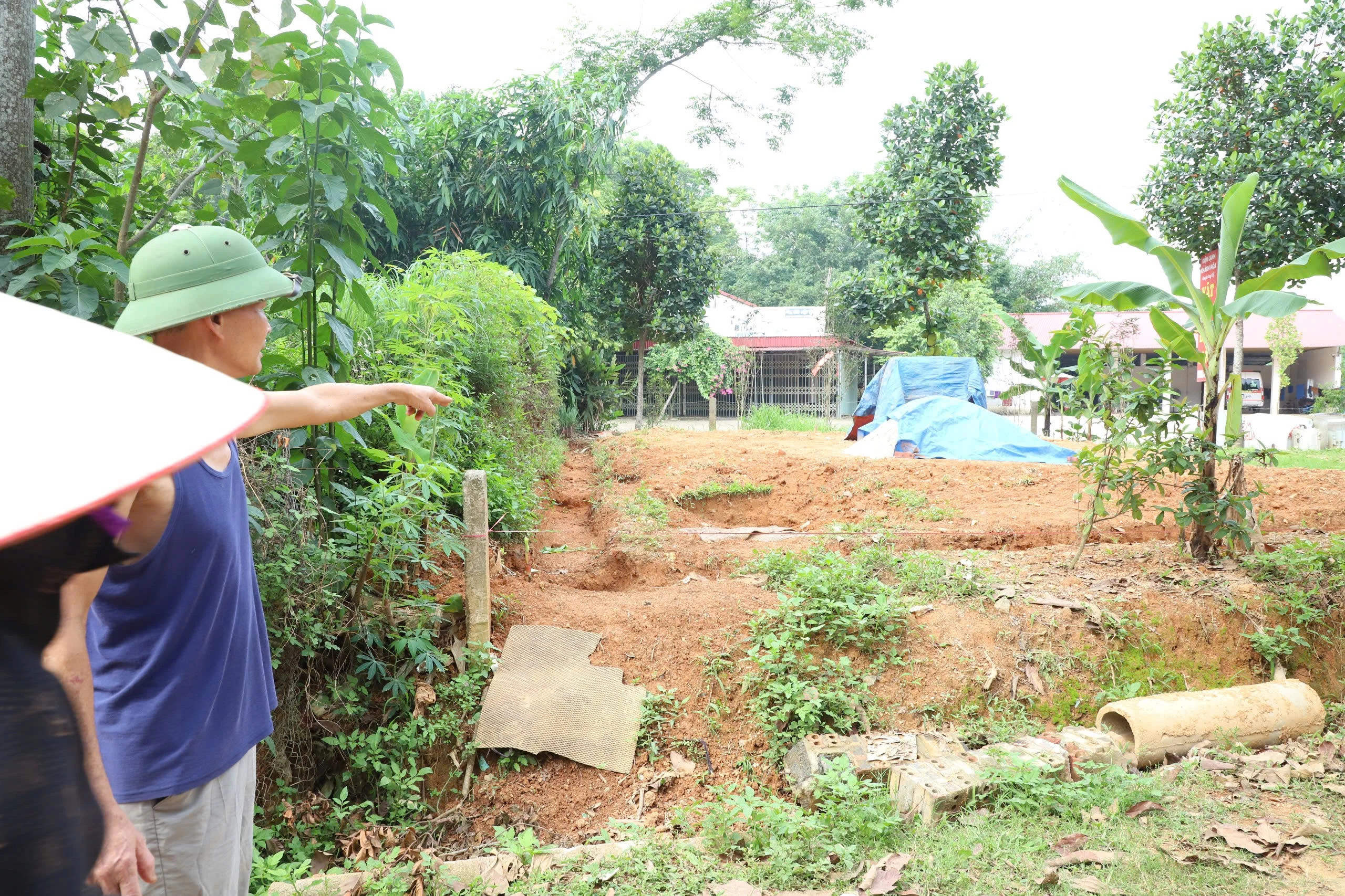 Lấn chiếm đường dân sinh tại huyện Phù Ninh