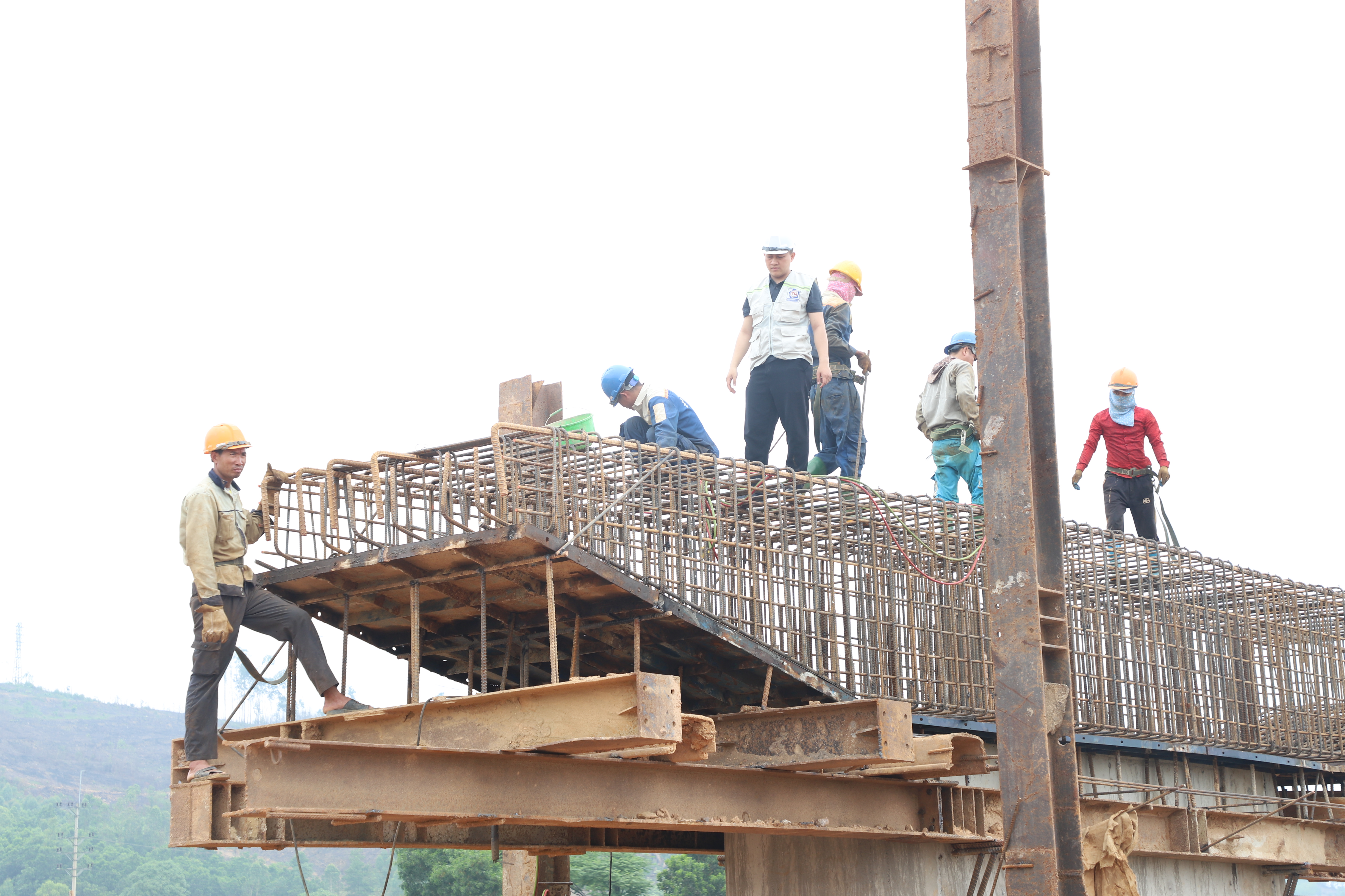 Tăng tốc thi công tuyến nhánh đường vào khu công nghiệp Cẩm Khê