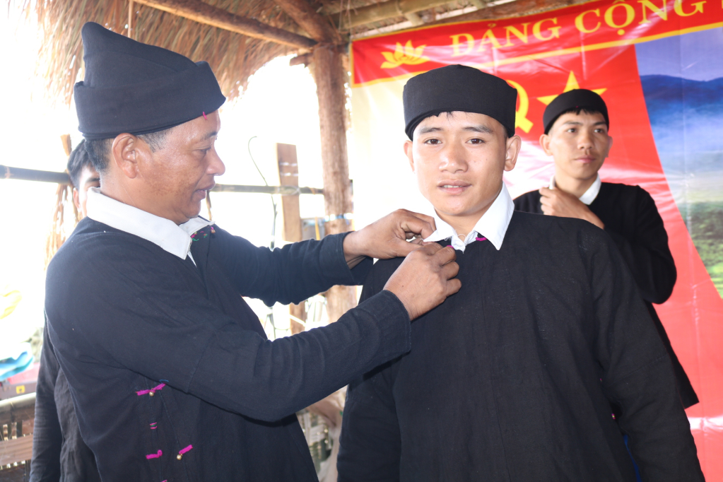 Độc đáo trang phục dân tộc Lô Lô đen