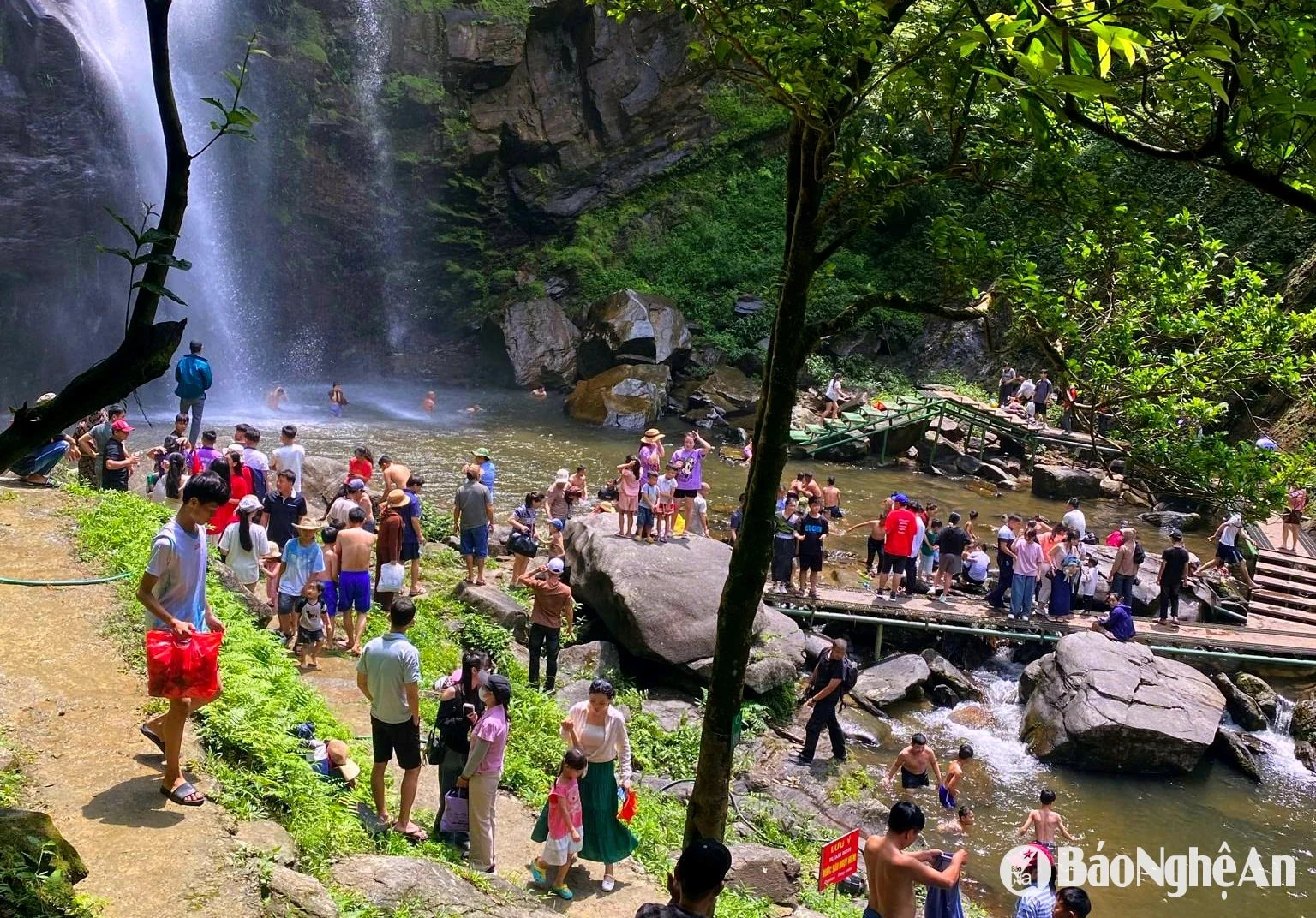 Du khách nước ngoài thích thú với vẻ đẹp hoang sơ của thác Khe Kèm