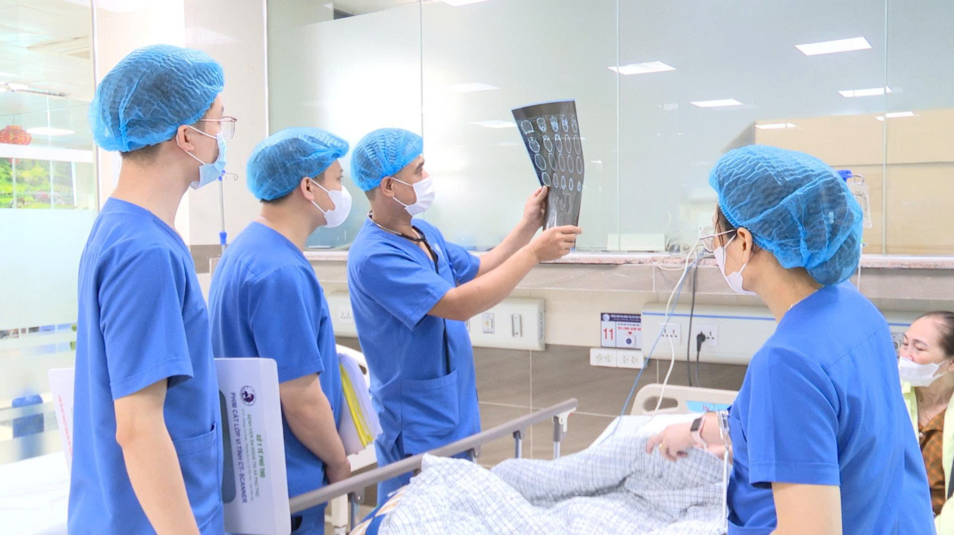 Rút Canuyn mở khí quản cho người bệnh sau 15 ngày điều trị tích cực