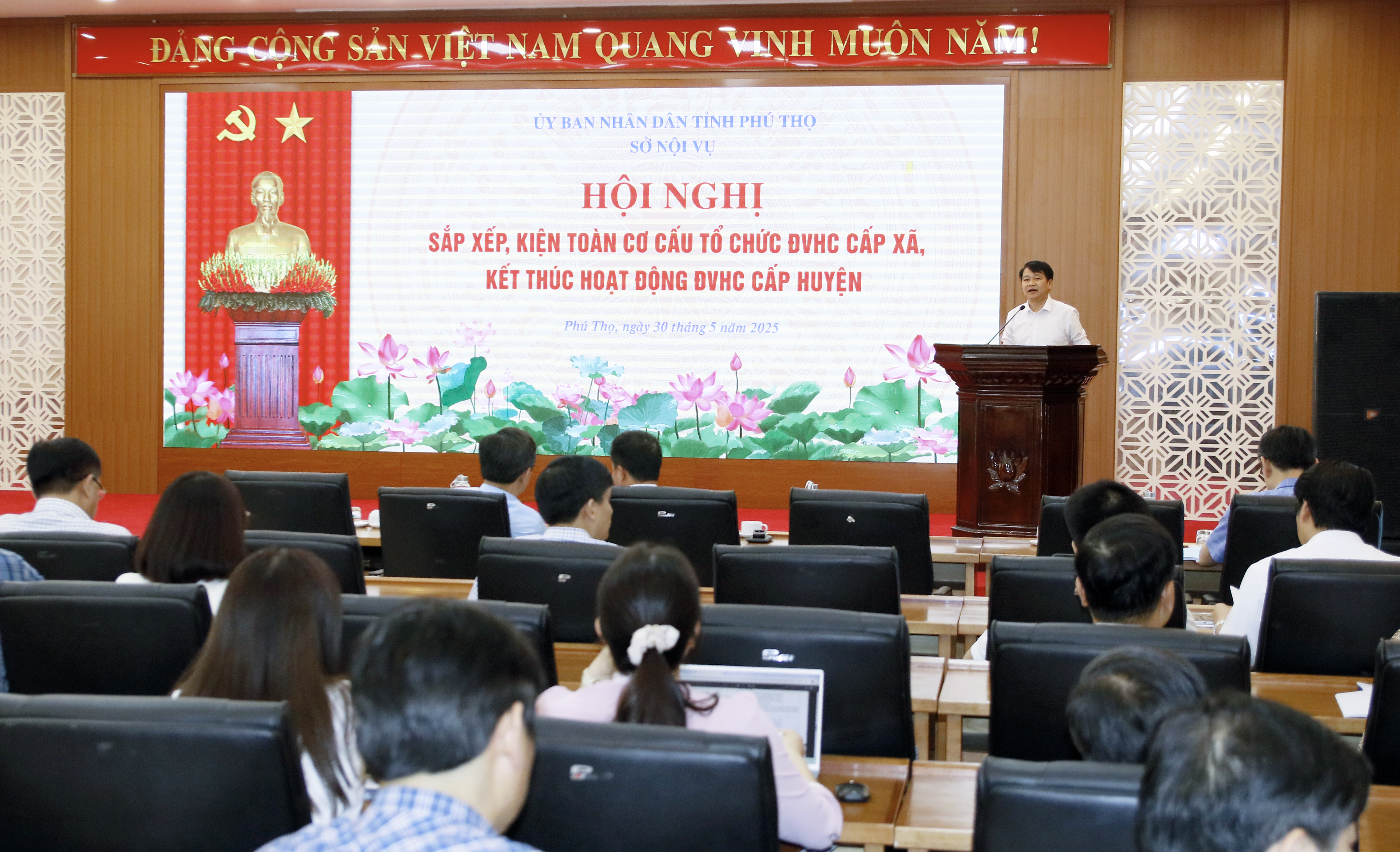 Triển khai sắp xếp, kiện toàn cơ cấu tổ chức đơn vị hành chính cấp xã, kết thúc hoạt động cấp huyện
