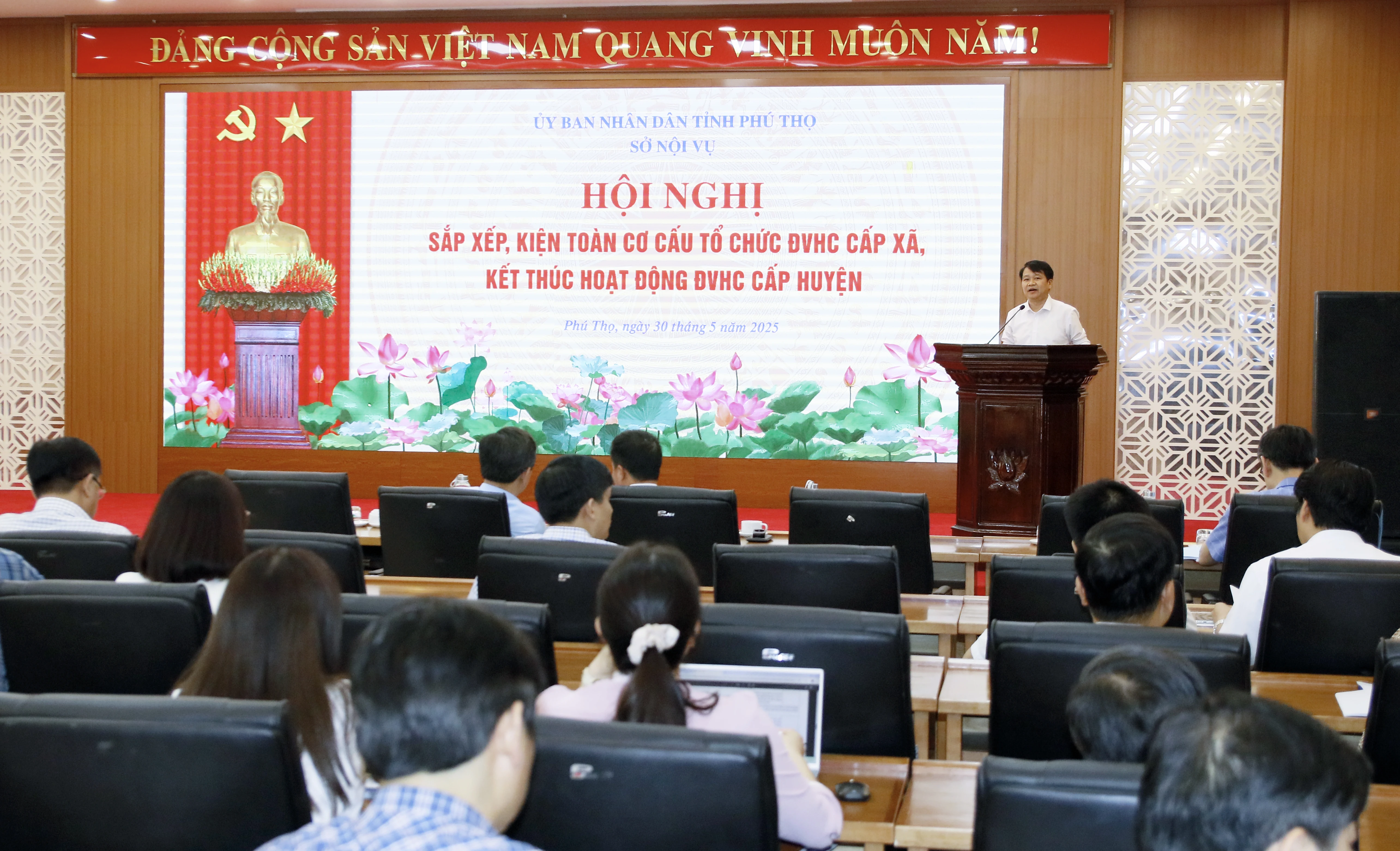Triển khai sắp xếp, kiện toàn cơ cấu tổ chức đơn vị hành chính cấp xã, kết thúc hoạt động cấp huyện