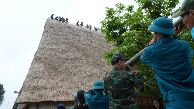 Thay áo mới cho nhà rông Kon Sơ Lăl
