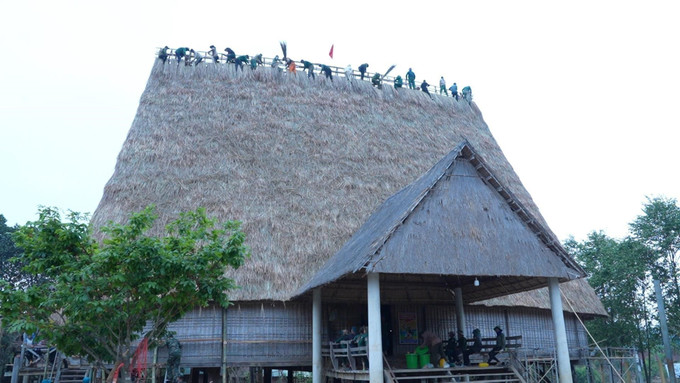 Thay áo mới cho nhà rông Kon Sơ Lăl