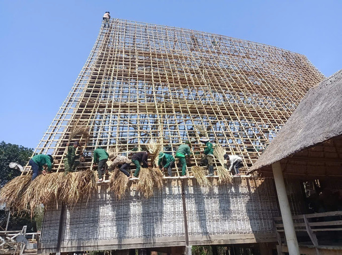 Thay áo mới cho nhà rông Kon Sơ Lăl