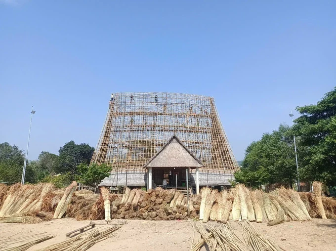 Thay áo mới cho nhà rông Kon Sơ Lăl