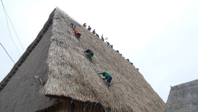 Thay áo mới cho nhà rông Kon Sơ Lăl