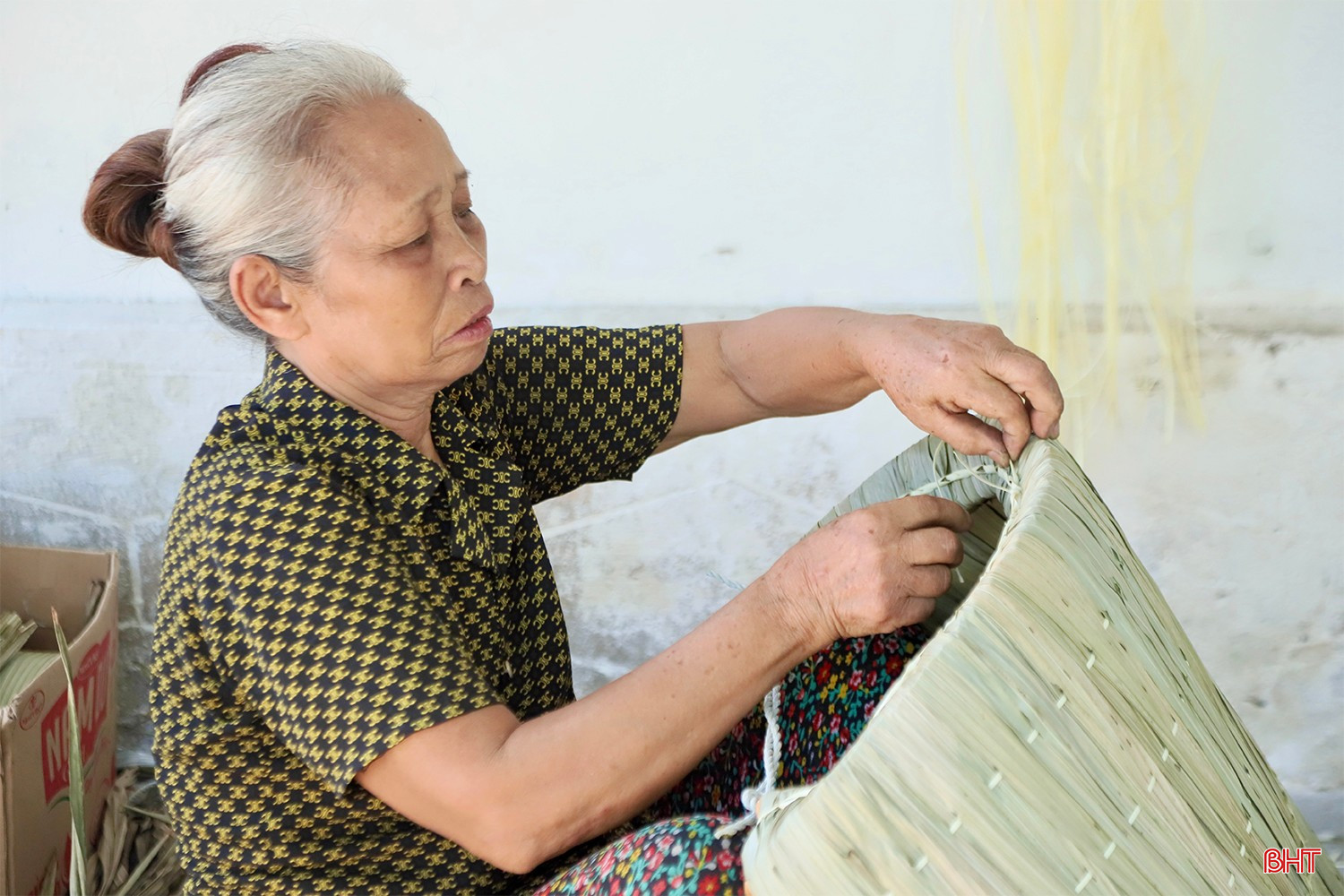 Người phụ nữ hơn 50 năm giữ nghề chằm áo tơi