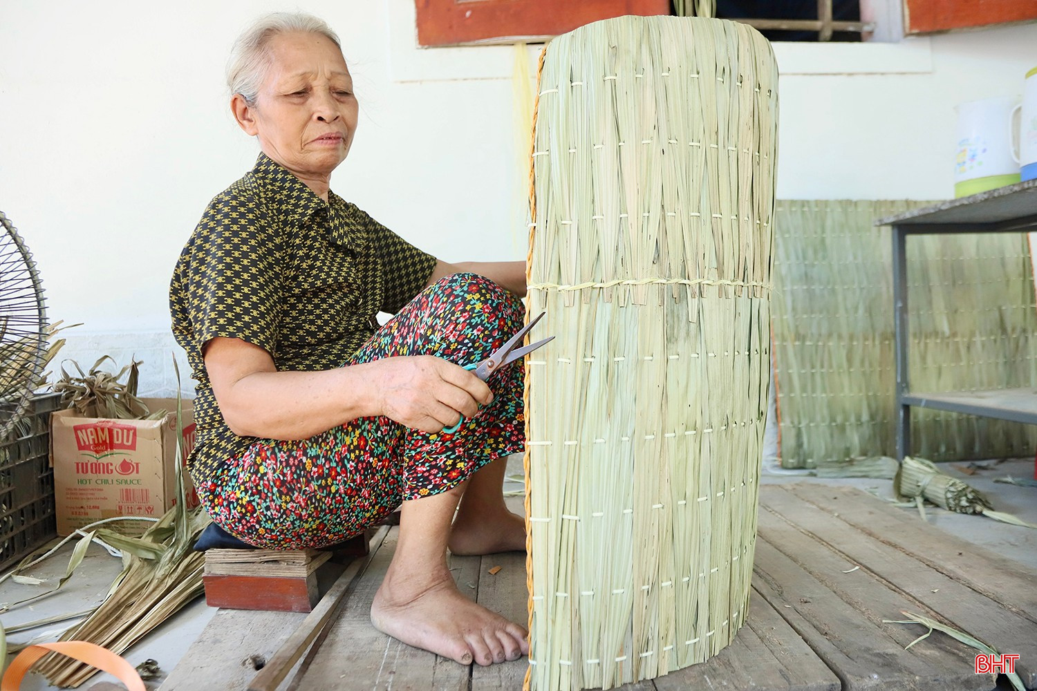 Người phụ nữ hơn 50 năm giữ nghề chằm áo tơi