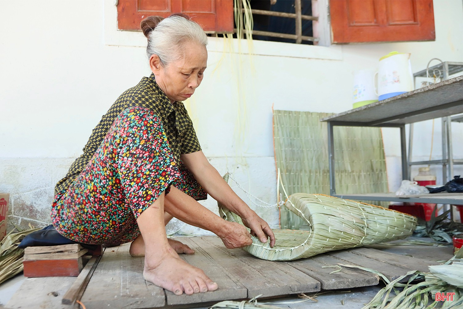 Người phụ nữ hơn 50 năm giữ nghề chằm áo tơi
