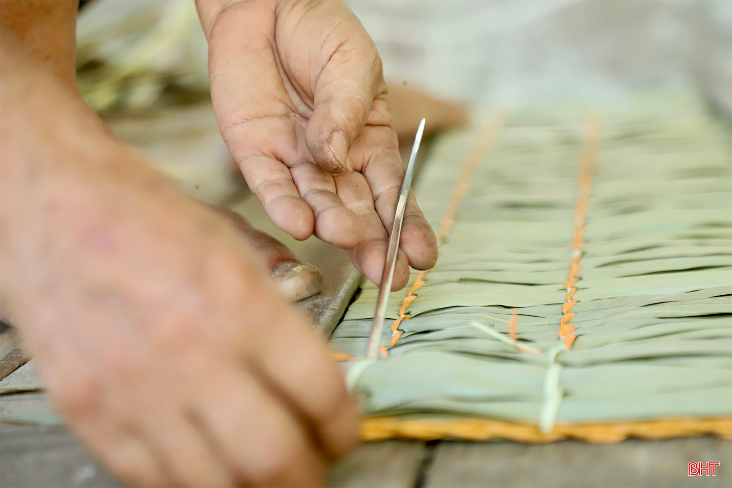 Người phụ nữ hơn 50 năm giữ nghề chằm áo tơi