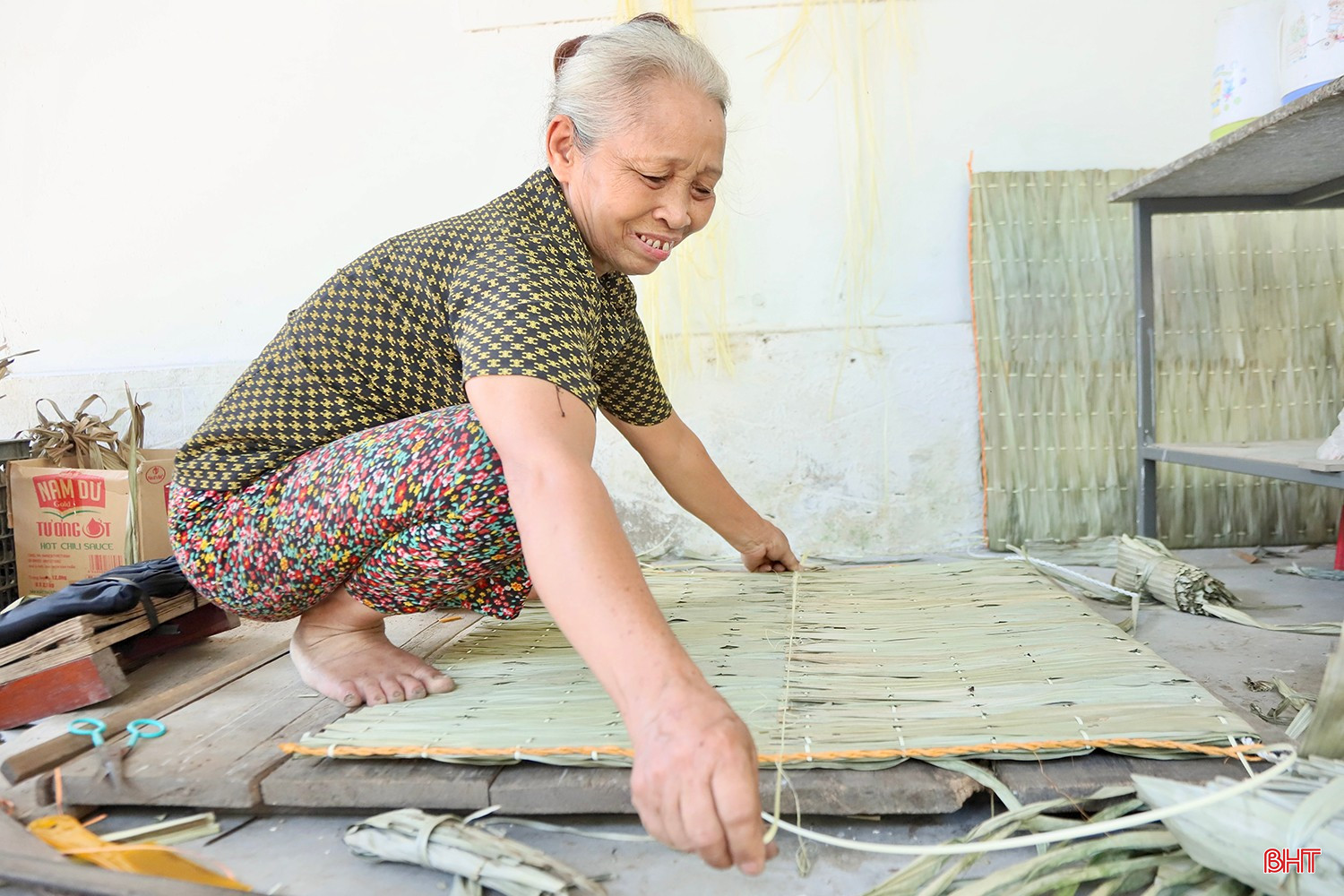 Người phụ nữ hơn 50 năm giữ nghề chằm áo tơi