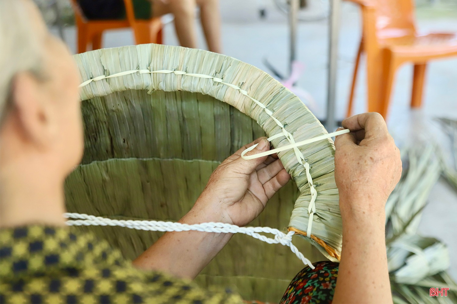 Người phụ nữ hơn 50 năm giữ nghề chằm áo tơi