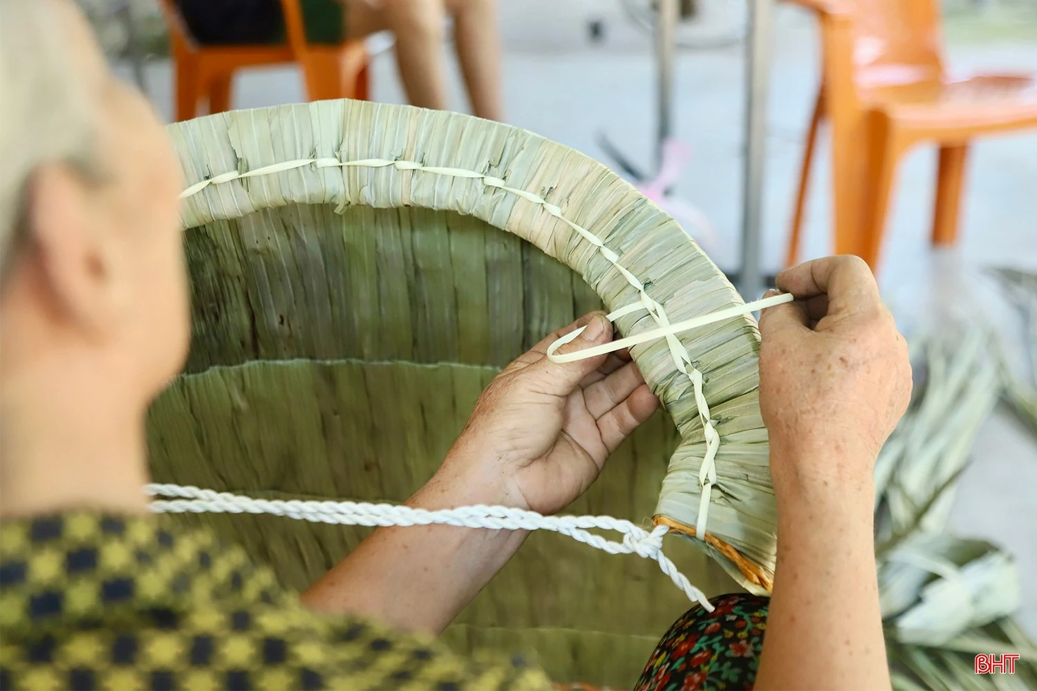 Người phụ nữ hơn 50 năm giữ nghề chằm áo tơi