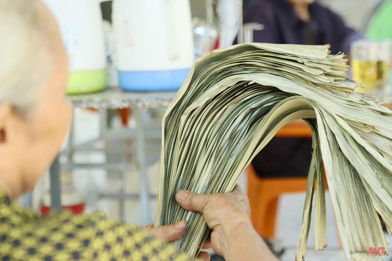 Người phụ nữ hơn 50 năm giữ nghề chằm áo tơi