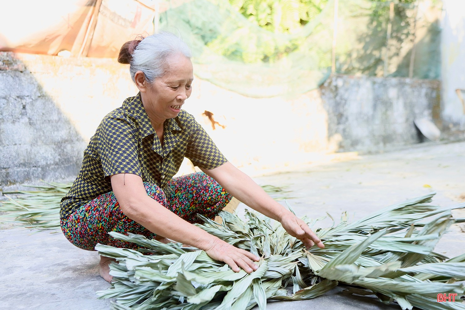 Người phụ nữ hơn 50 năm giữ nghề chằm áo tơi