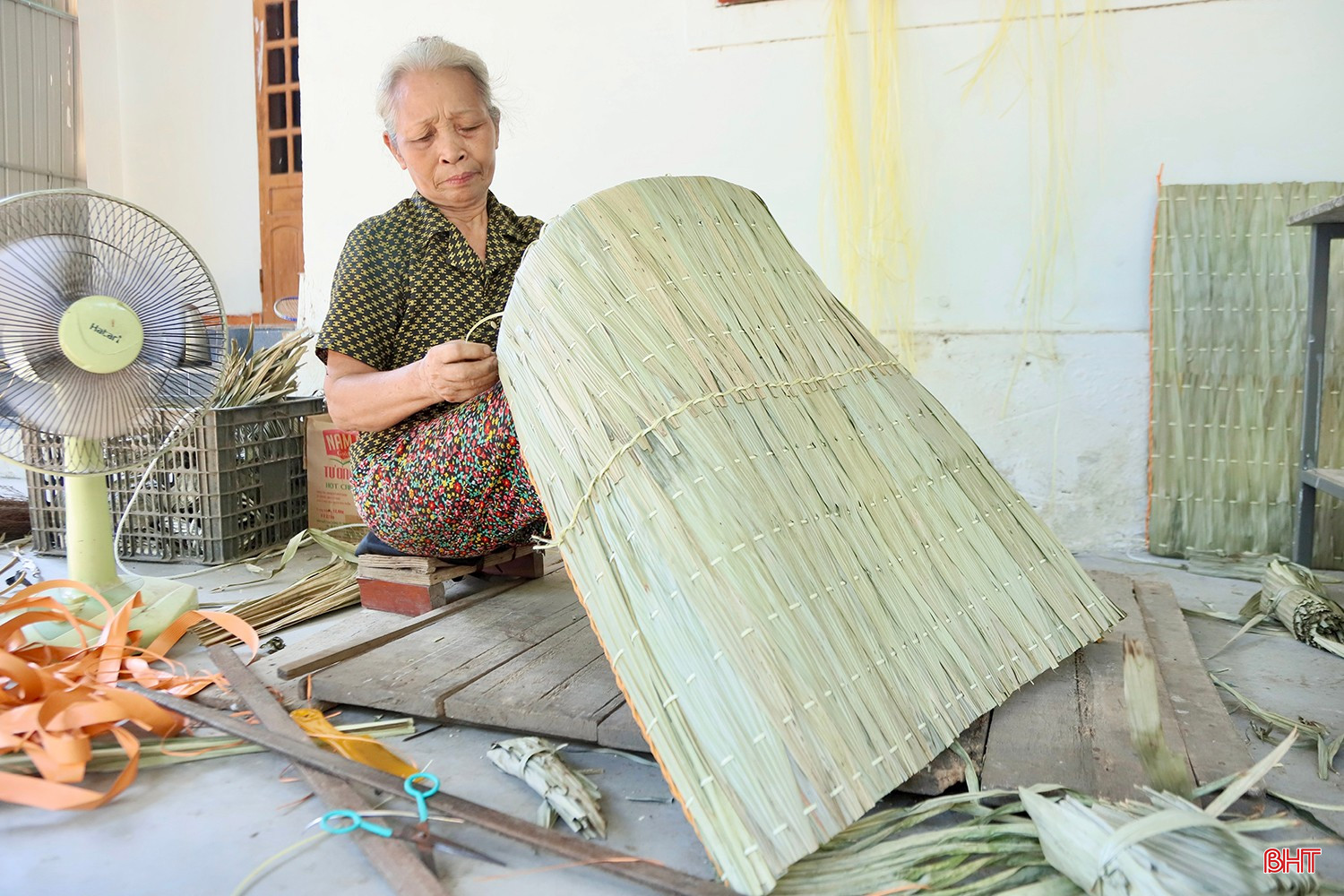 Người phụ nữ hơn 50 năm giữ nghề chằm áo tơi