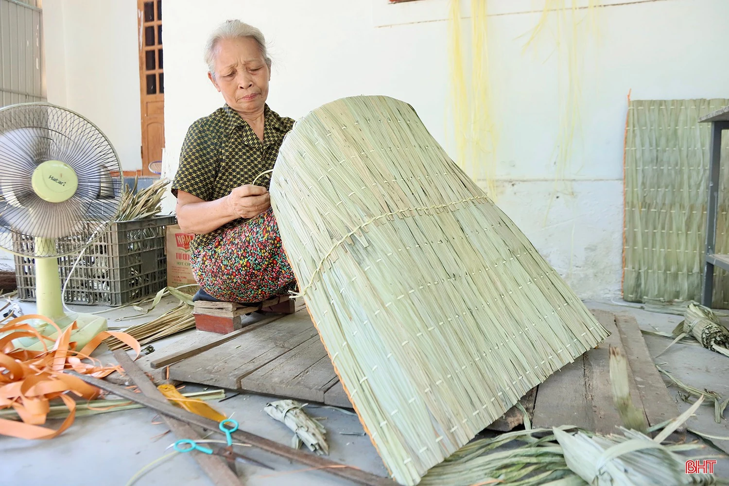 Người phụ nữ hơn 50 năm giữ nghề chằm áo tơi