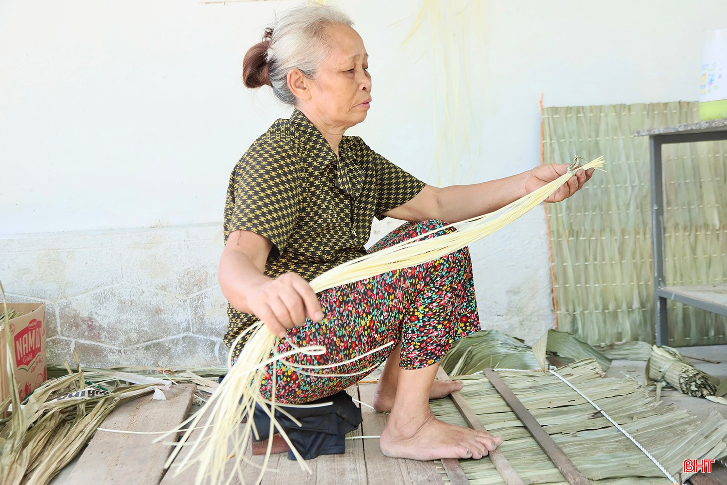 Người phụ nữ hơn 50 năm giữ nghề chằm áo tơi