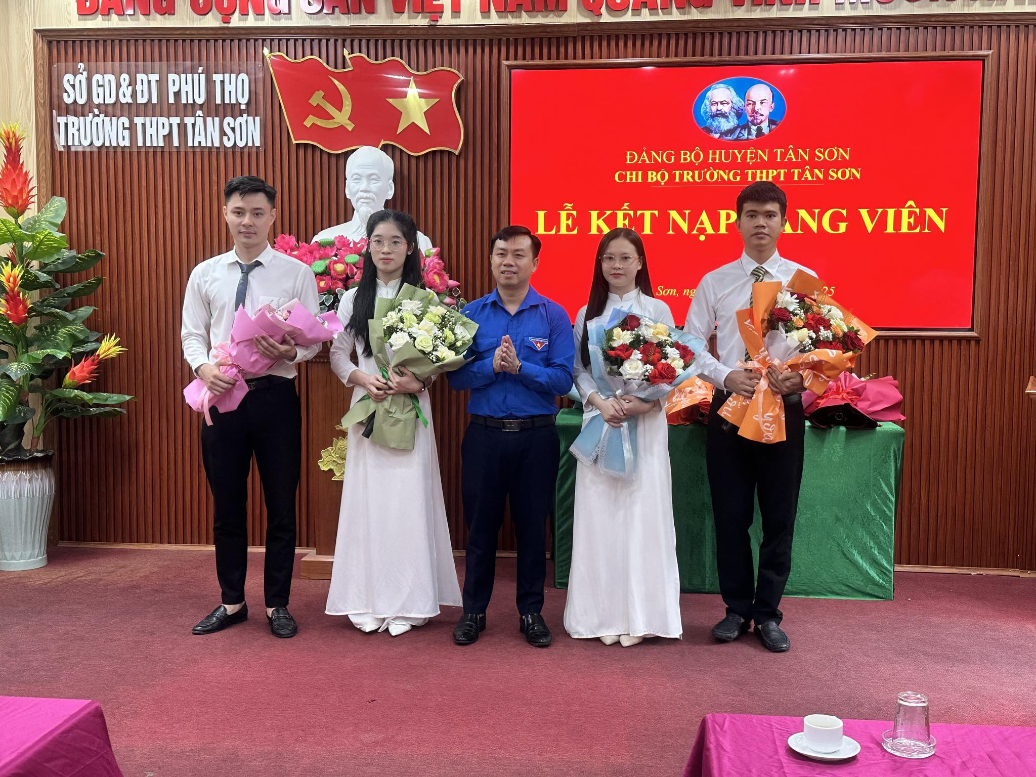 Chú trọng phát triển Đảng trong học sinh