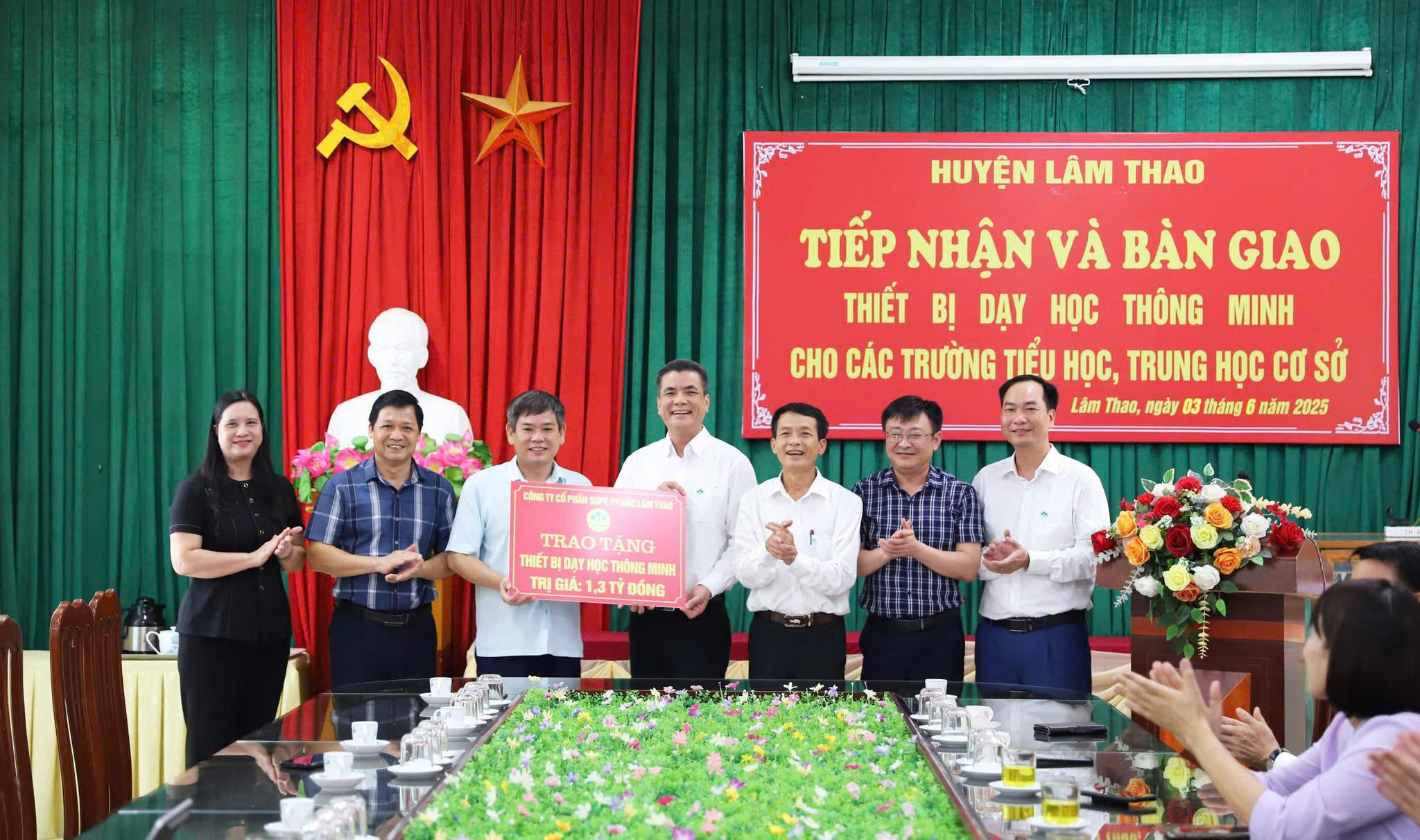 Công ty CP Supe Phốt phát và Hóa chất Lâm Thao: Bàn giao thiết bị dạy học thông minh