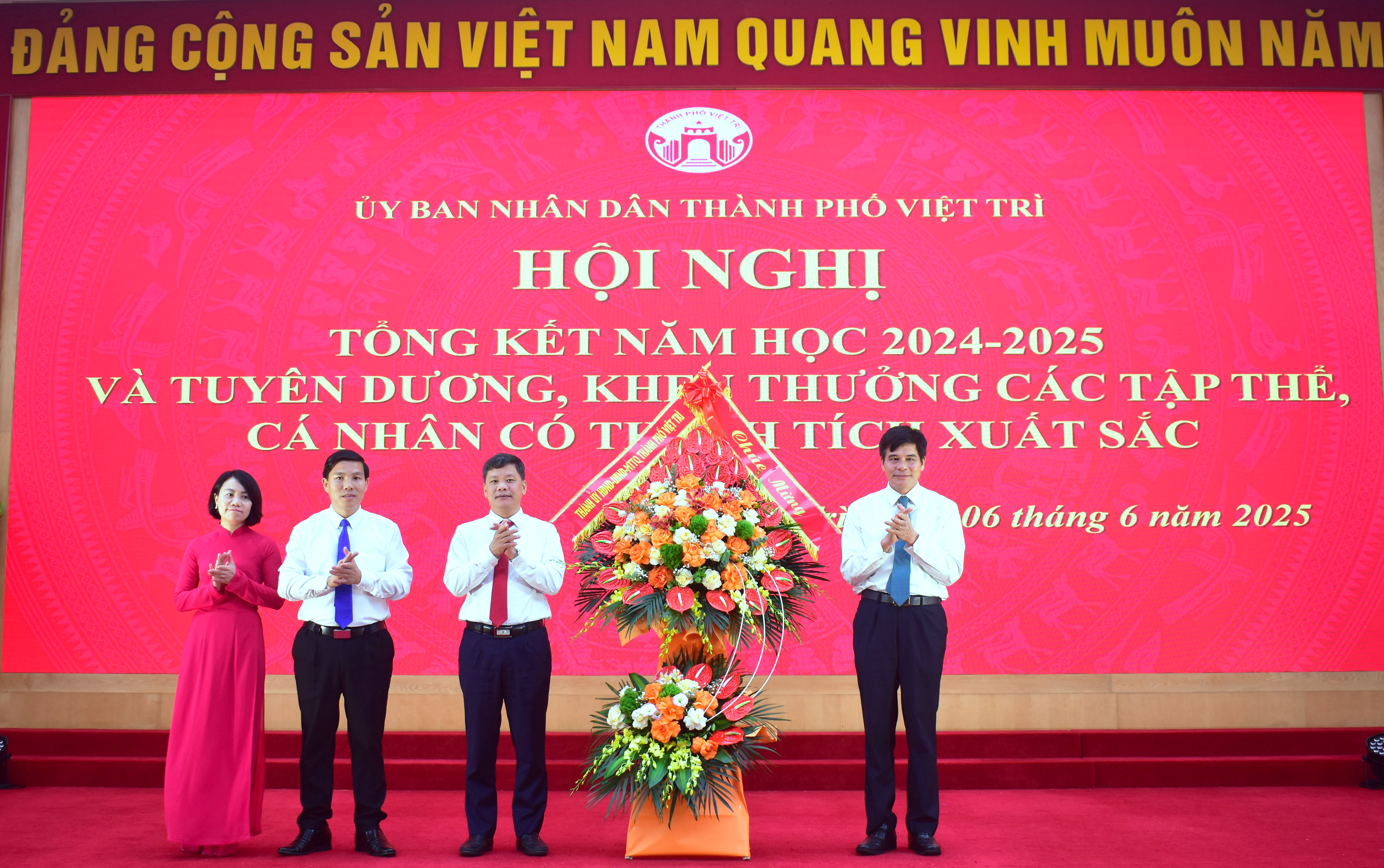 Tuyên dương, khen thưởng các tập thể, cá nhân có thành tích xuất sắc năm học 2024-2025