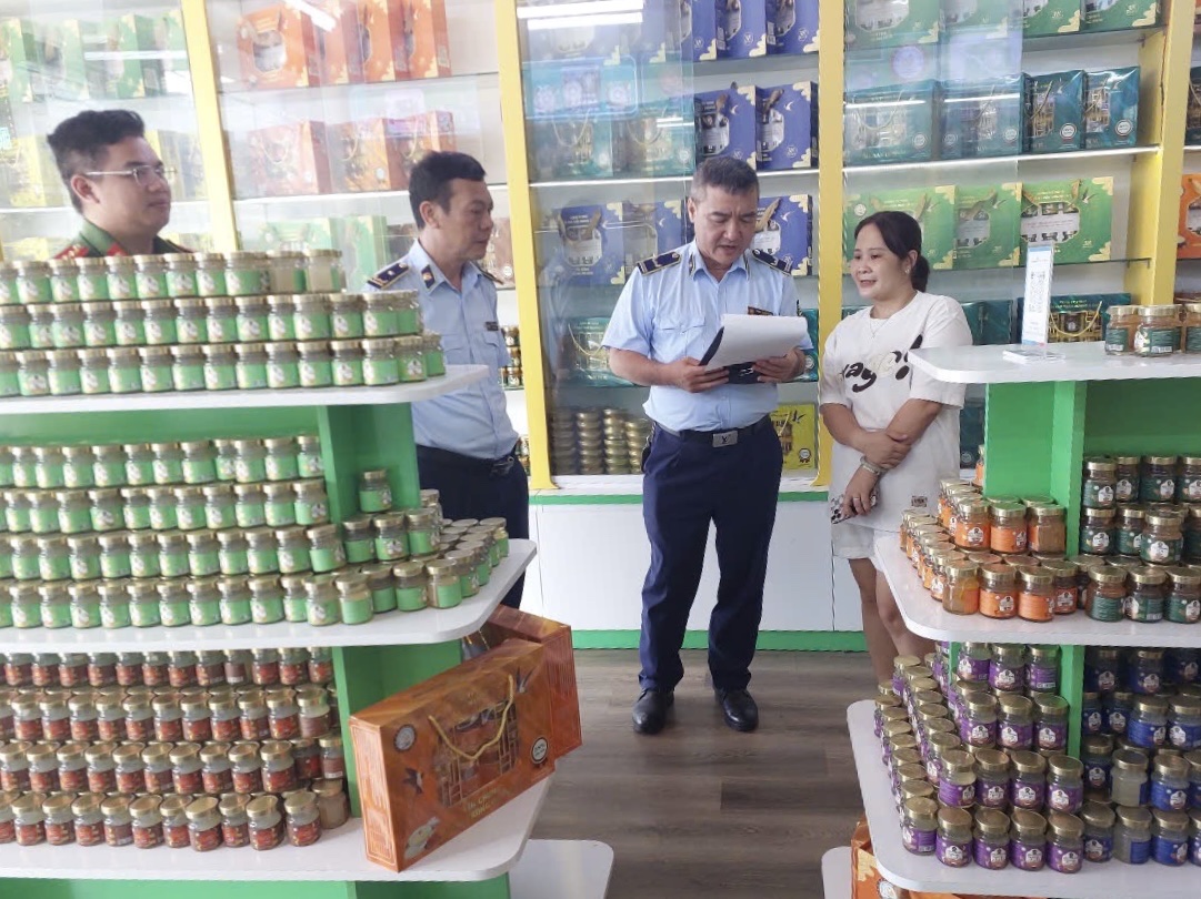 Tạm giữ số lượng lớn hàng hoá có dấu hiệu không đảm bảo chất lượng