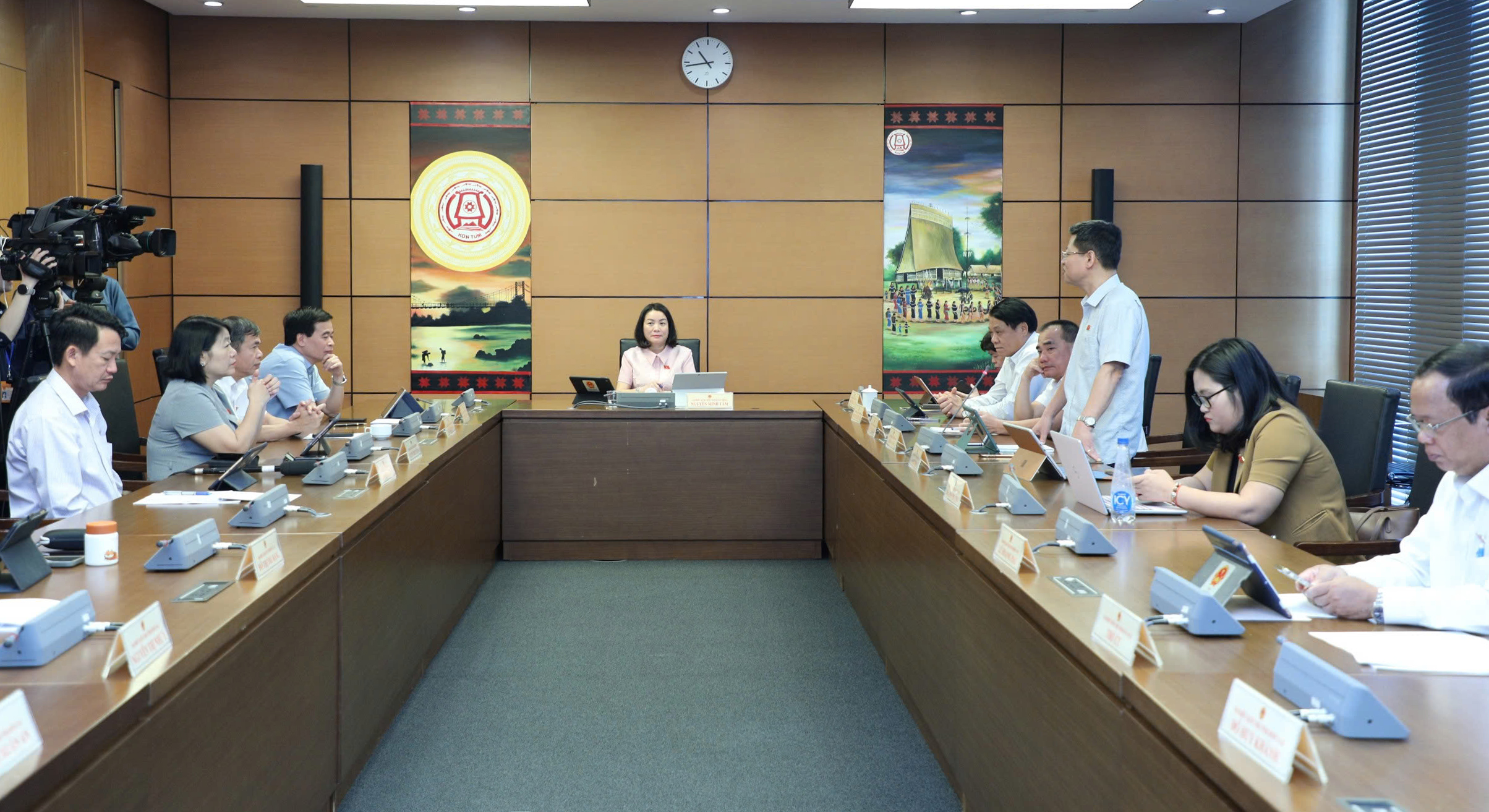 Thảo luận tại Tổ về cải cách hành chính - phát triển tài chính - củng cố quốc phòng