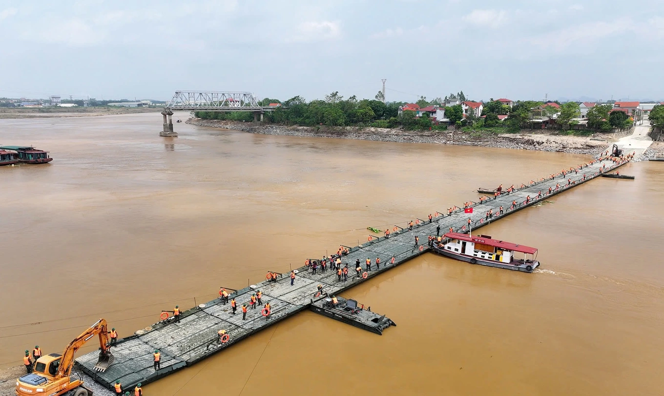 Phân luồng giao thông khi cầu phao Phong Châu tạm dừng hoạt động