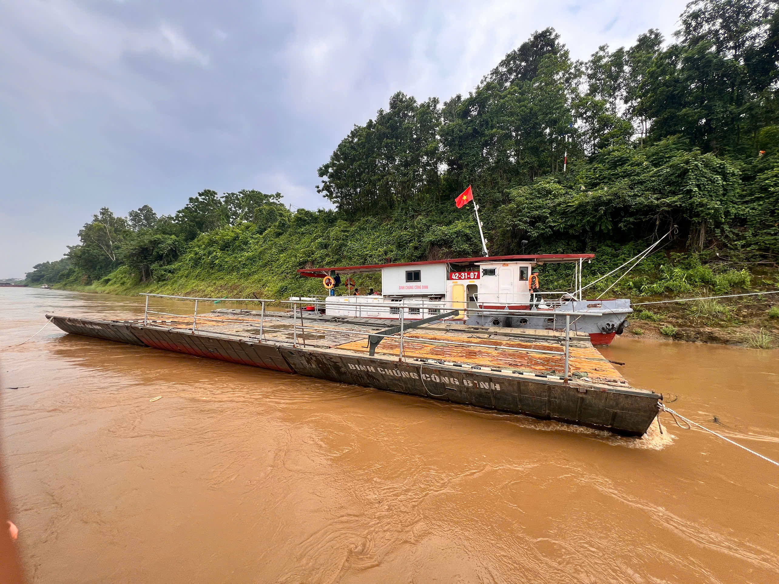 Tạm dừng vận hành cầu phao Phong Châu do nước lên cao