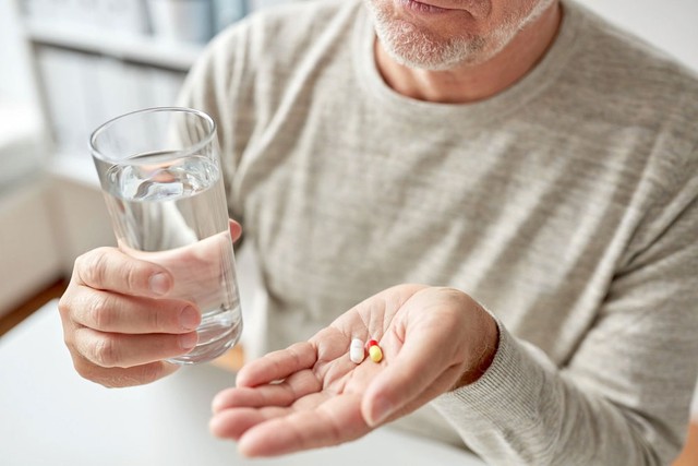 Người cao tuổi có nên uống vitamin tổng hợp?