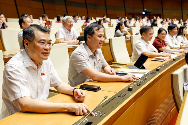 Sáng 16/6, Quốc hội biểu quyết thông qua Nghị quyết về sửa đổi một số điều của Hiến pháp