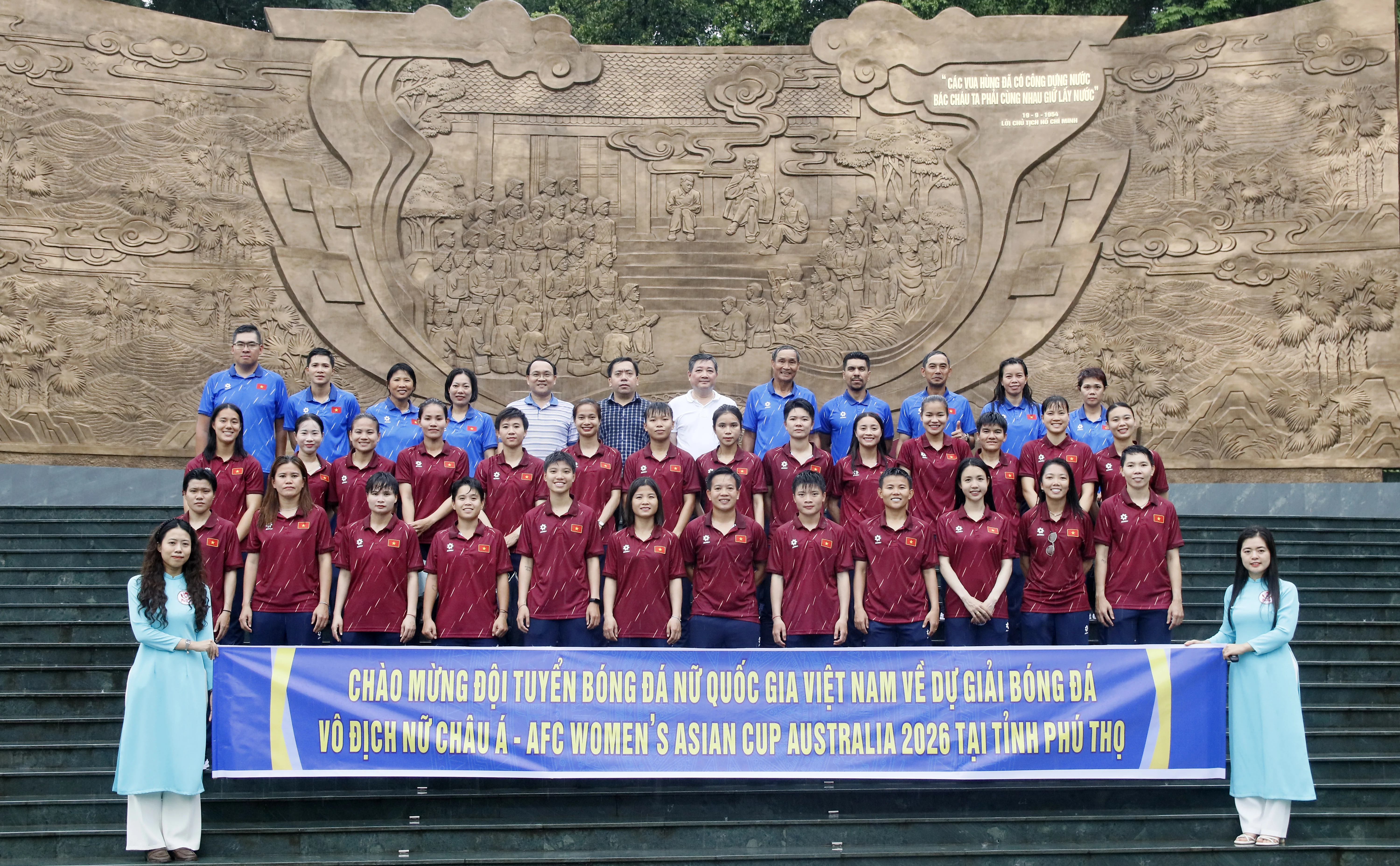 The Vietnam women’s team offers incense to commemorate the Hung Kings