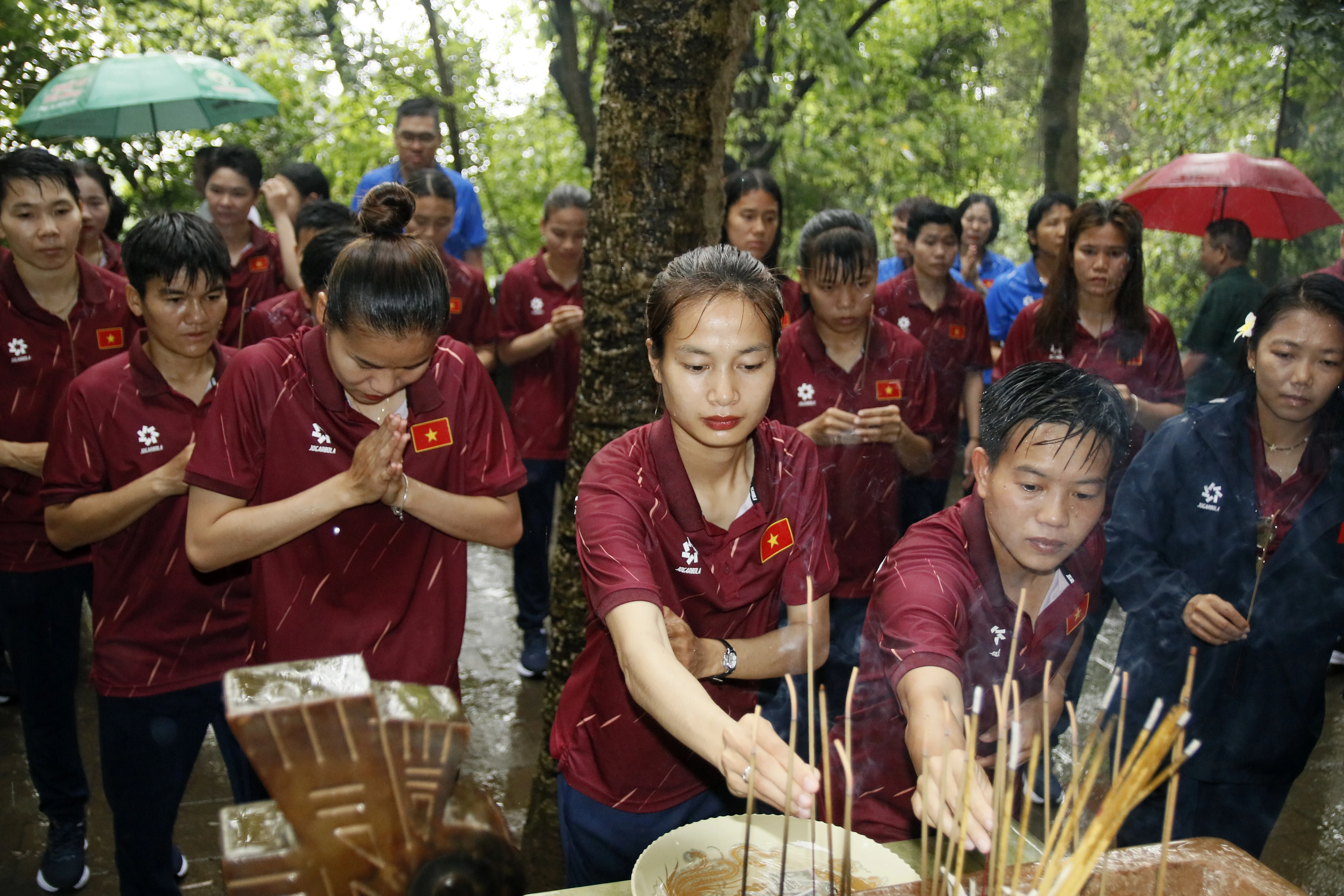 The Vietnam women’s team offers incense to commemorate the Hung Kings