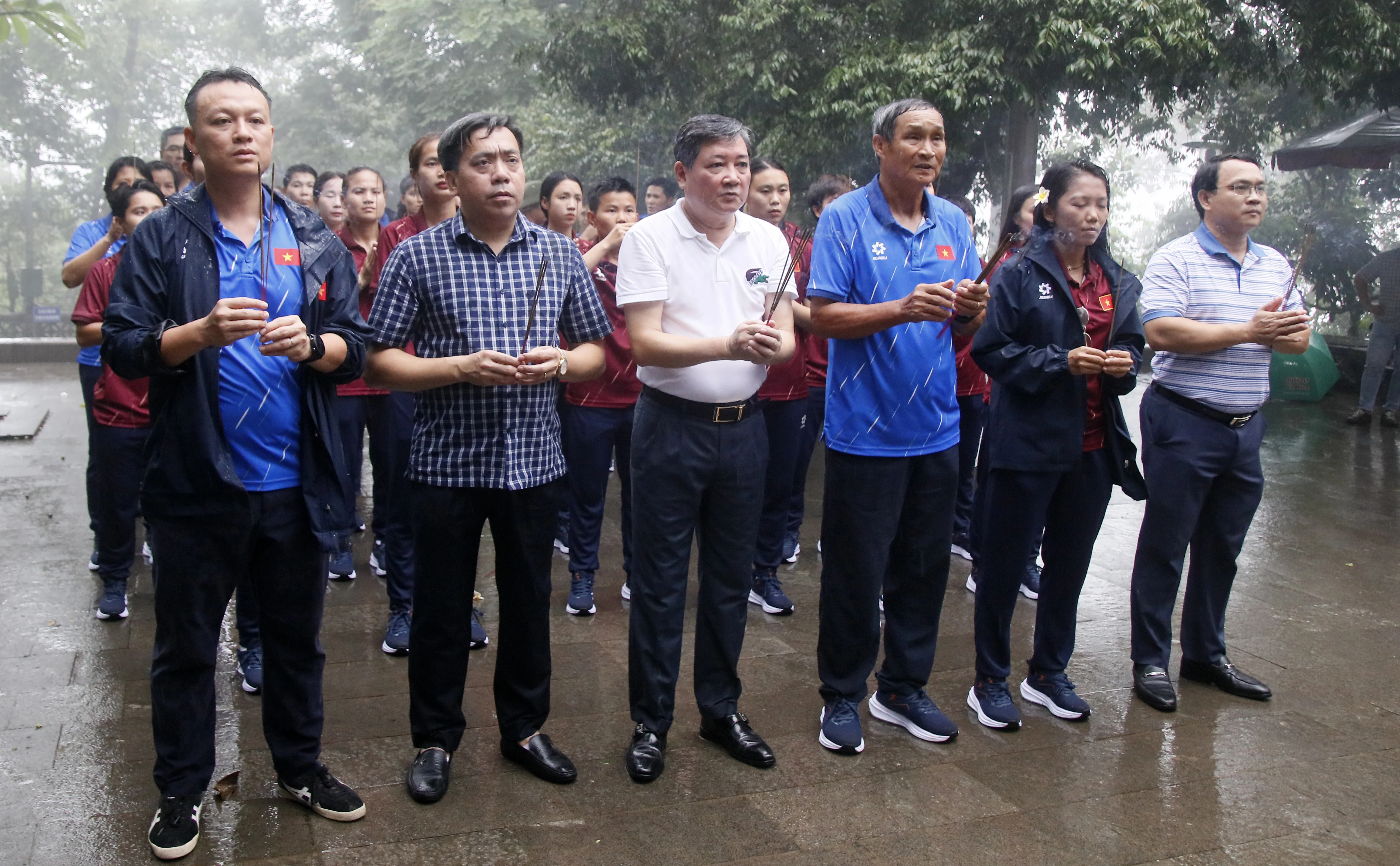 The Vietnam women’s team offers incense to commemorate the Hung Kings