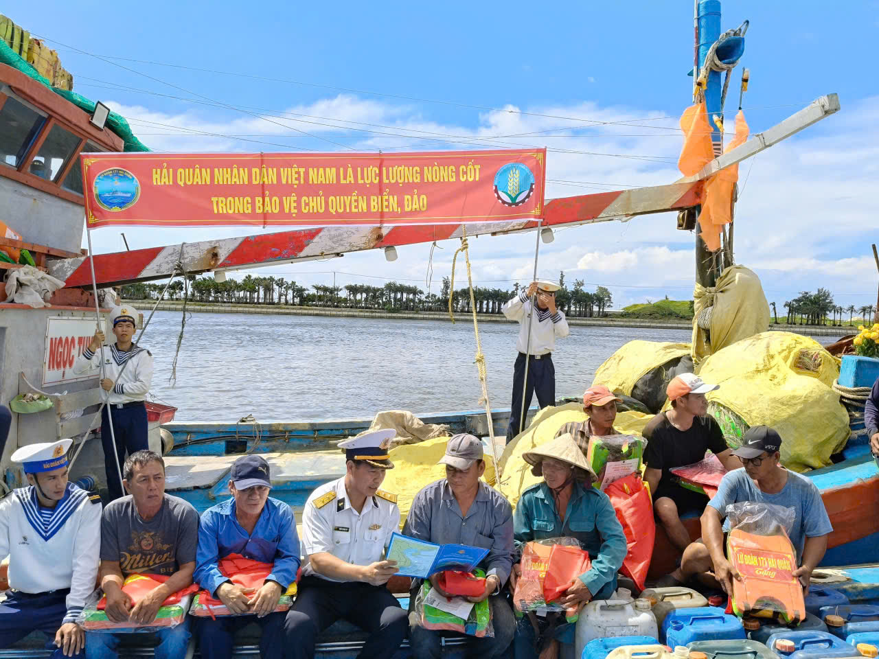 Điểm tựa vững chắc nơi trùng khơi