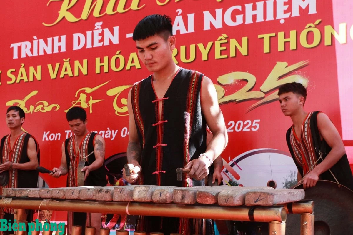 Âm vang tiếng đàn đá của dân tộc Xơ Đăng giữa đại ngàn Tây Nguyên