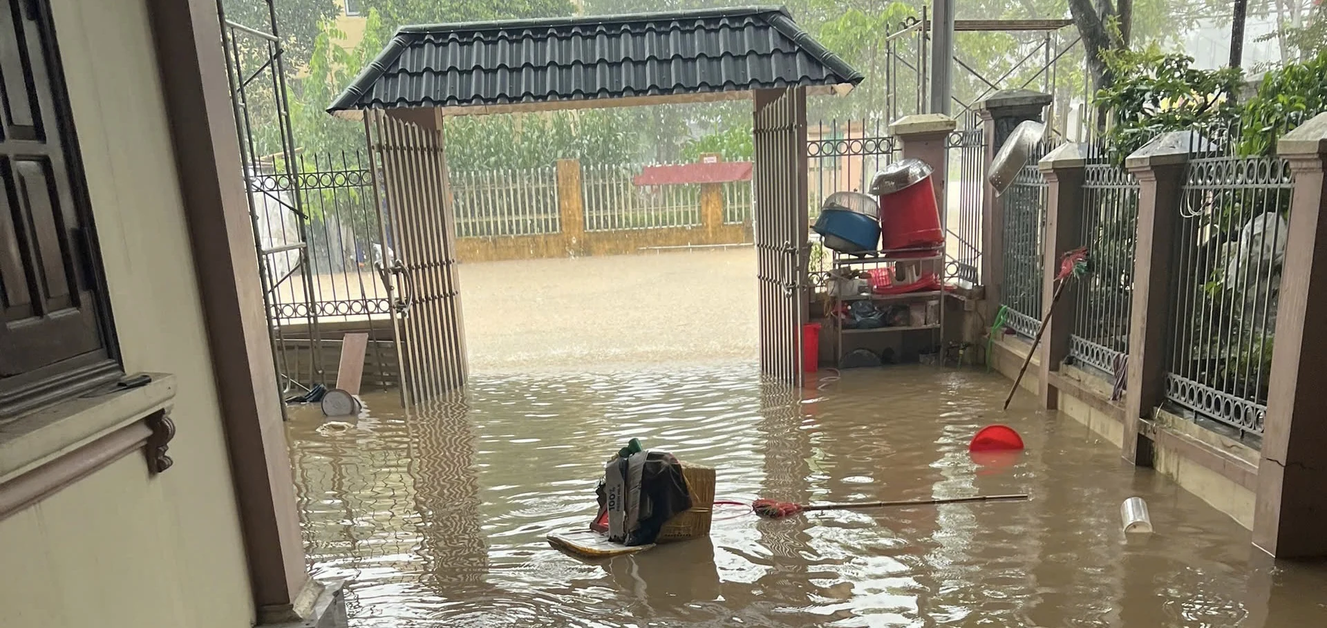 Nhiều tuyến đường ở Hạ Hòa ngập sâu sau mưa lớn