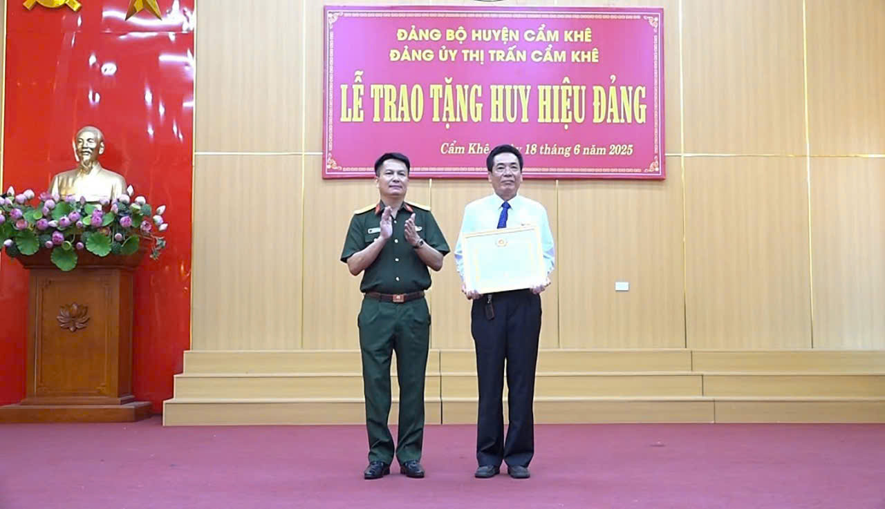 Tặng, truy tặng Huy hiệu Đảng cho 2.121 đảng viên