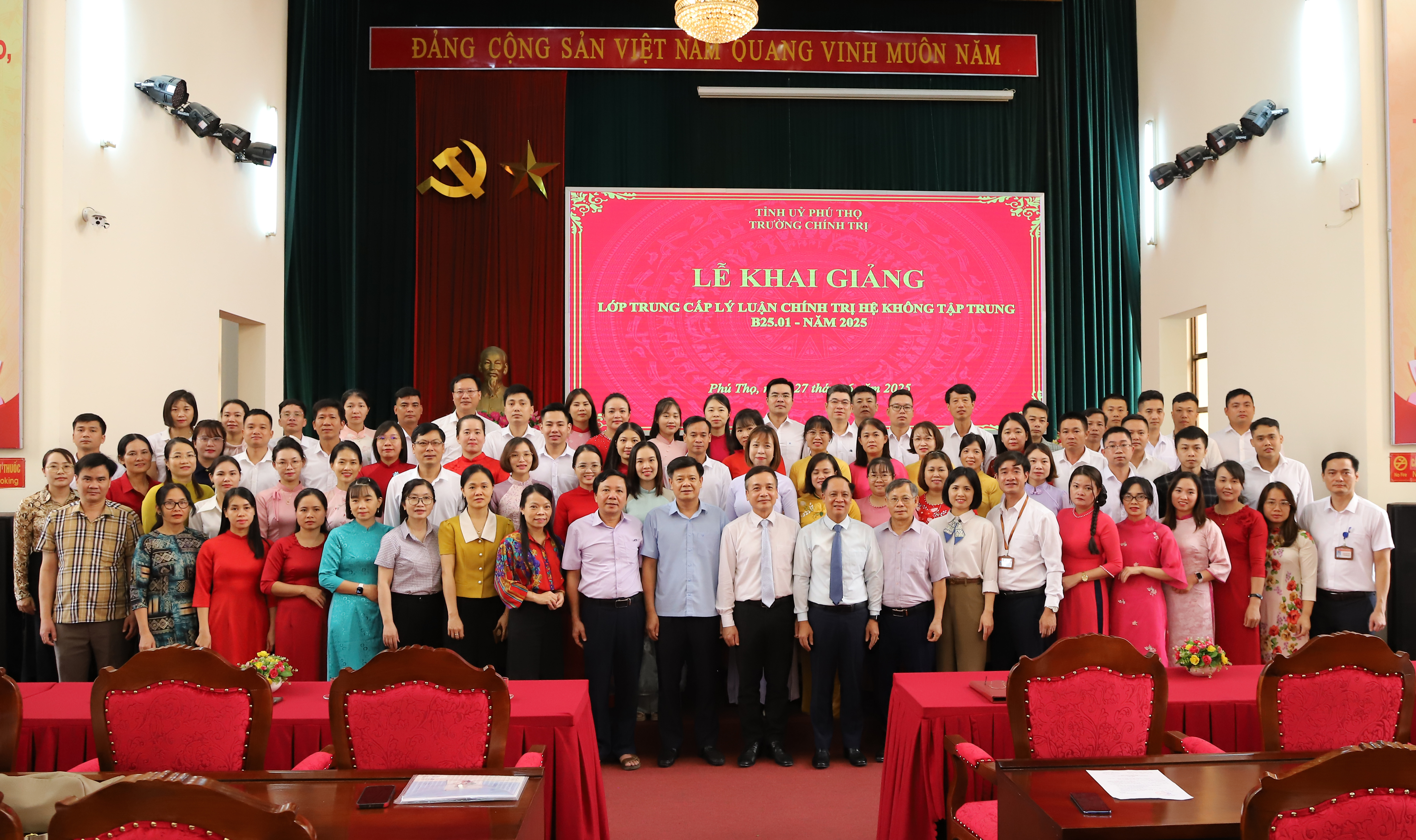 Khai giảng lớp Trung cấp lý luận chính hệ không tập trung B25.01