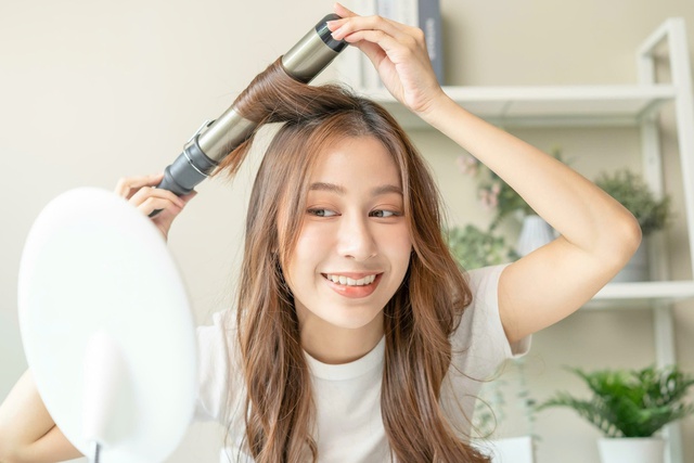 Nắng nóng khiến tóc nhanh bết, khắc phục thế nào?