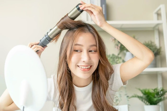 Nắng nóng khiến tóc nhanh bết, khắc phục thế nào?